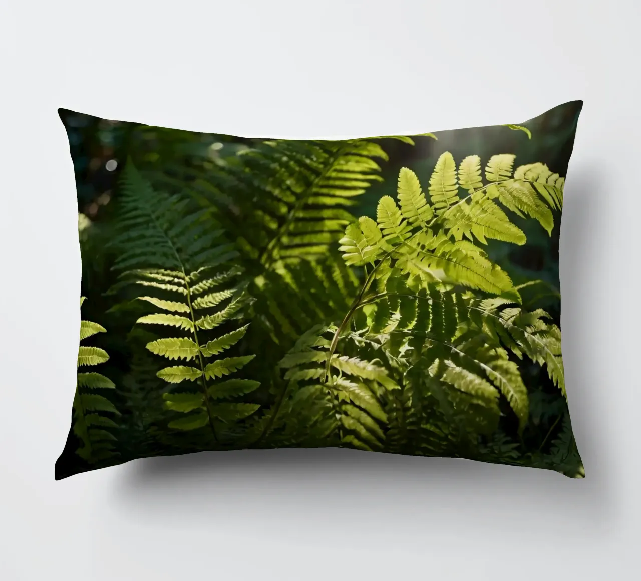 Felci verdi e rigogliose che si crogiolano alla luce del sole in una foresta tranquilla cuscino da DesignDoodle