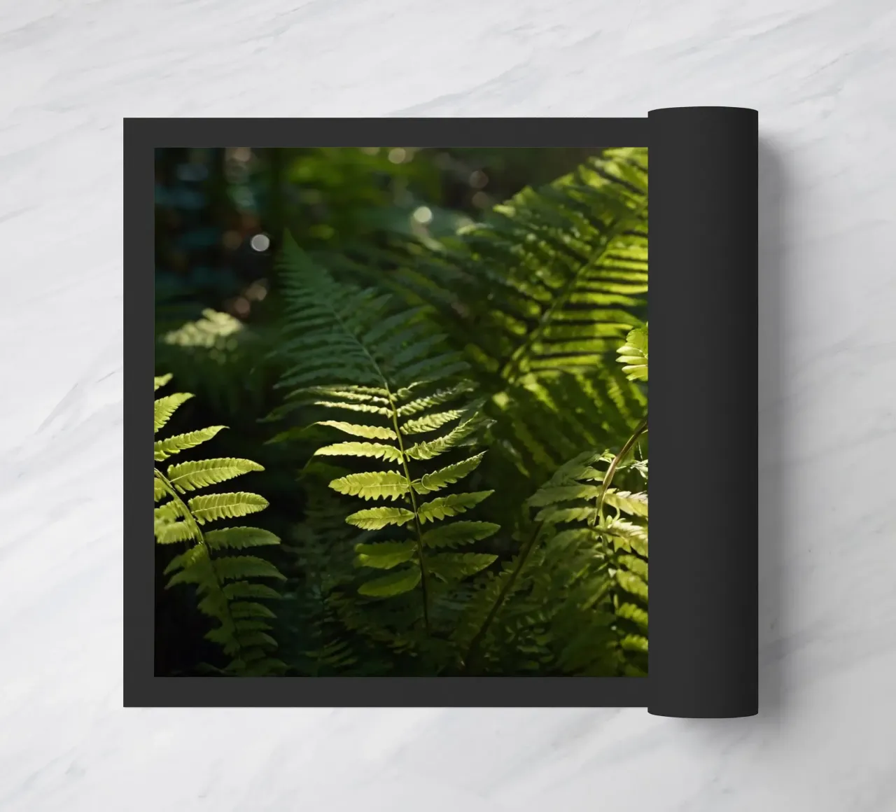 Felci verdi e rigogliose che si crogiolano alla luce del sole in una foresta tranquilla zerbino da DesignDoodle