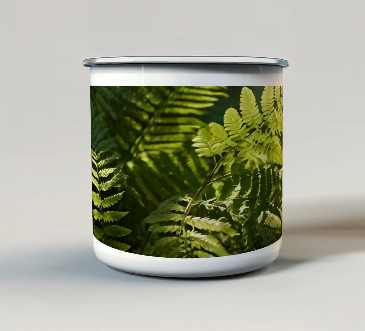 Weelderig groene varens koesteren zich in zacht zonlicht in een sereen bos emaille mok van DesignDoodle