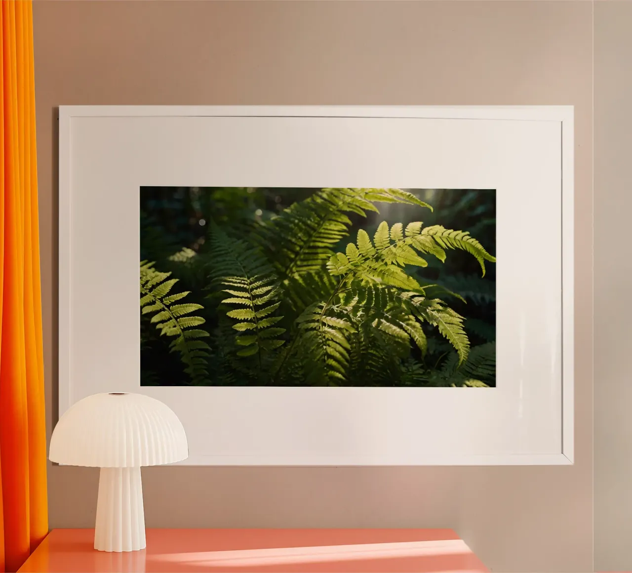 Felci verdi e rigogliose che si crogiolano alla luce del sole in una foresta tranquilla poster con telaio in legno da DesignDoodle