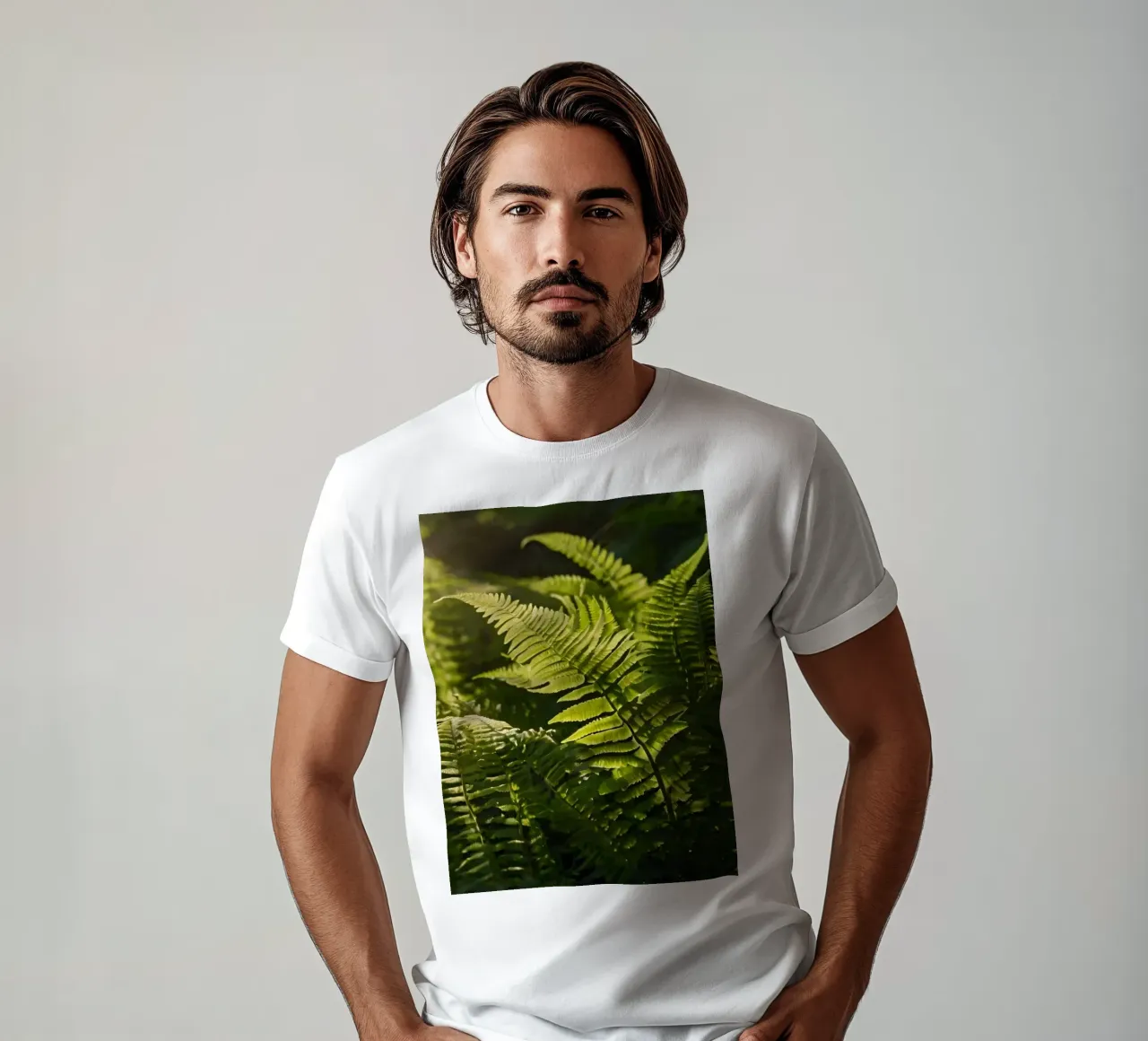 Felci verdi e rigogliose illuminate dalla luce del sole in una fitta foresta t-shirt da DesignDoodle