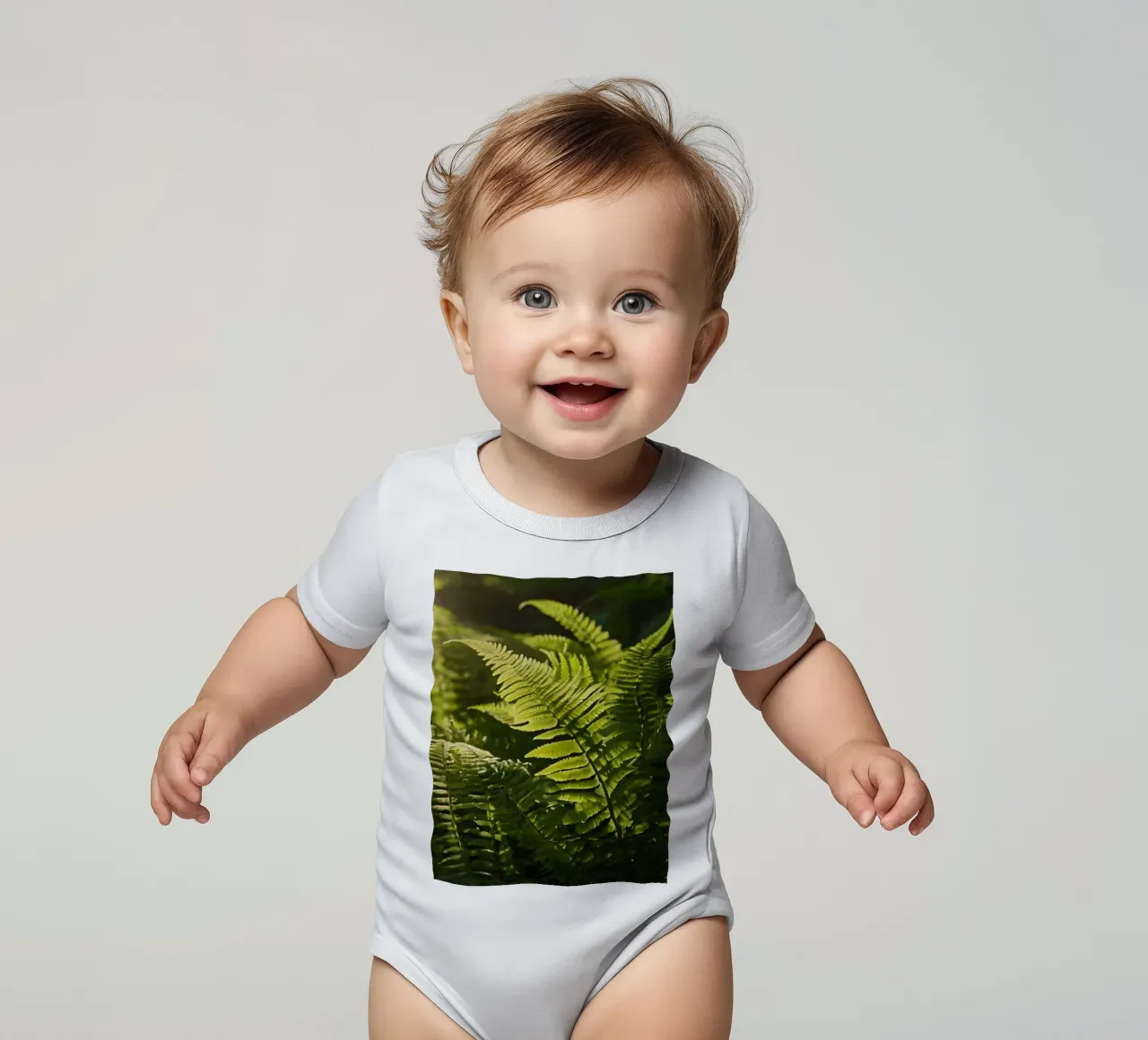 Felci verdi e rigogliose illuminate dalla luce del sole in una fitta foresta body neonato maniche corte da DesignDoodle