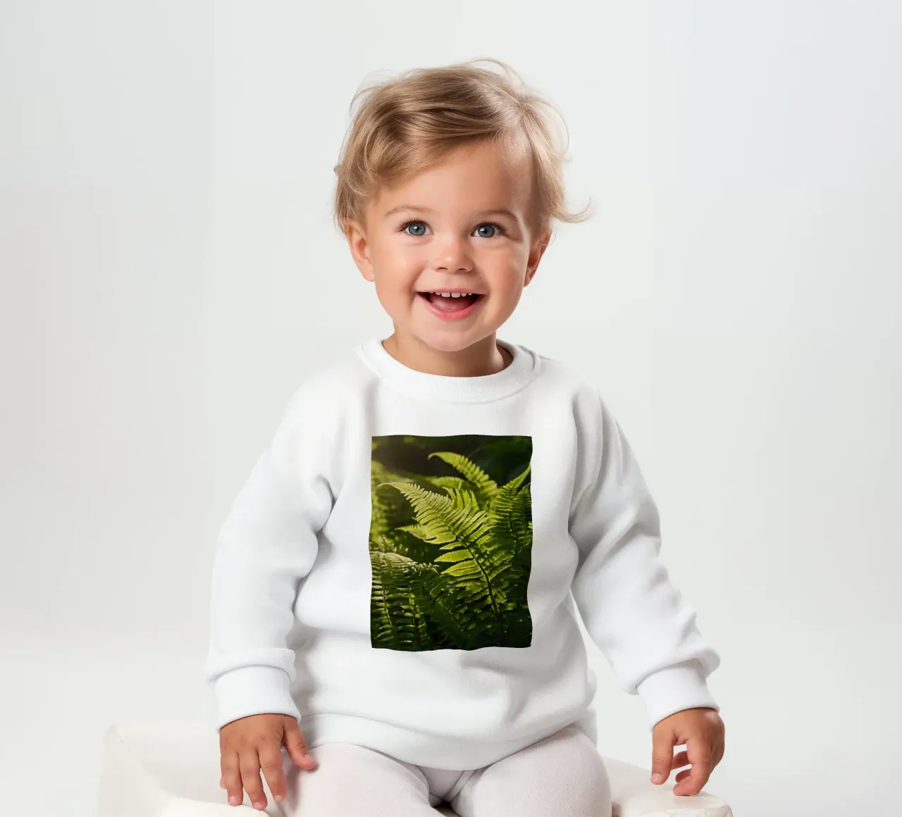 Exuberantes helechos verdes iluminados por la luz del sol en un denso bosque sudadera de bebé de DesignDoodle