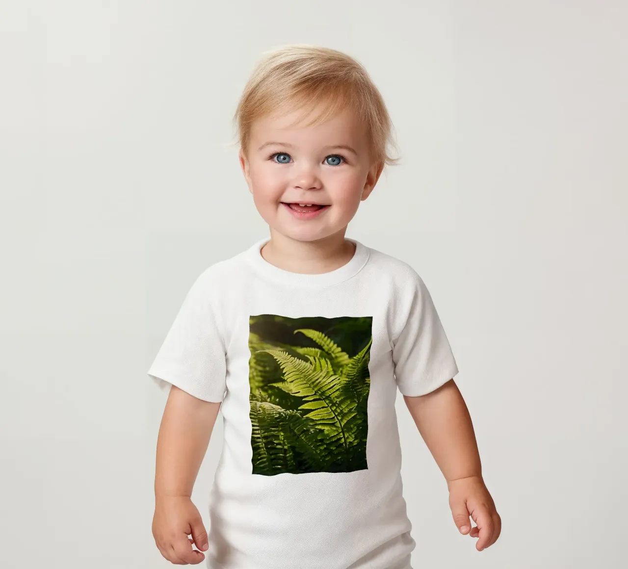 Felci verdi e rigogliose illuminate dalla luce del sole in una fitta foresta maglietta neonato da DesignDoodle