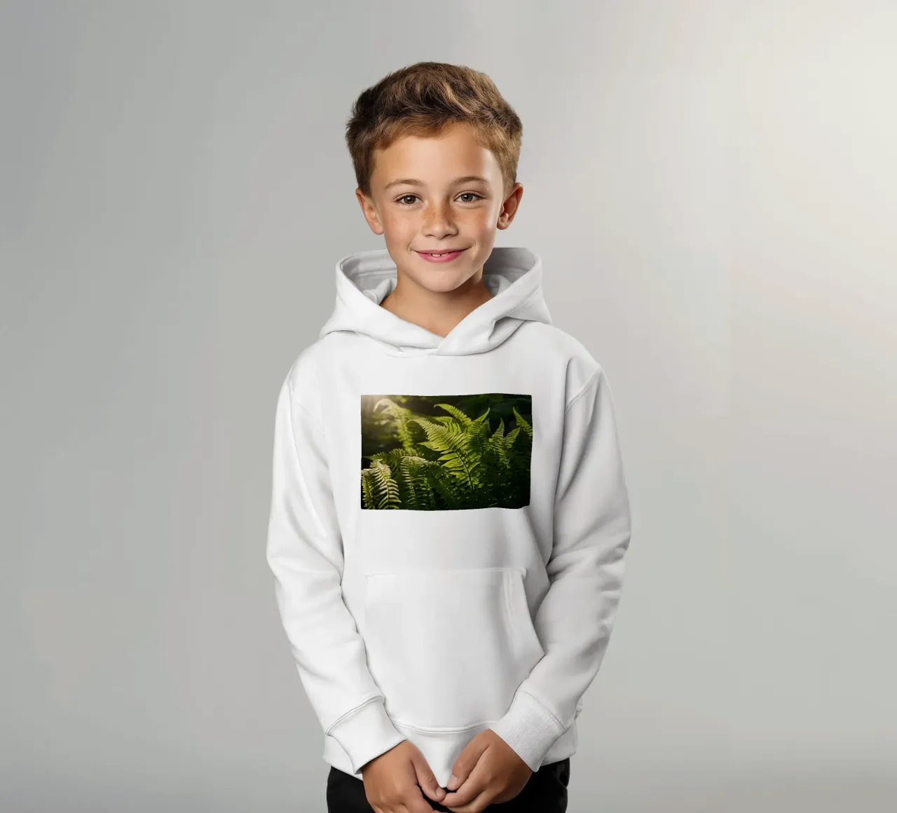 Felci verdi e rigogliose illuminate dalla luce del sole in una fitta foresta felpa bambino con cappuccio da DesignDoodle