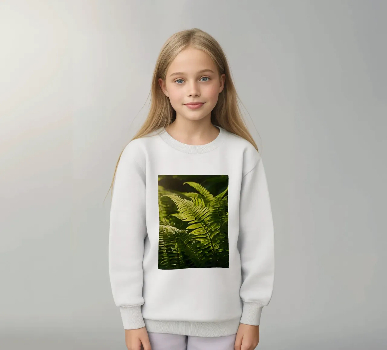 Felci verdi e rigogliose illuminate dalla luce del sole in una fitta foresta felpa bambino da DesignDoodle