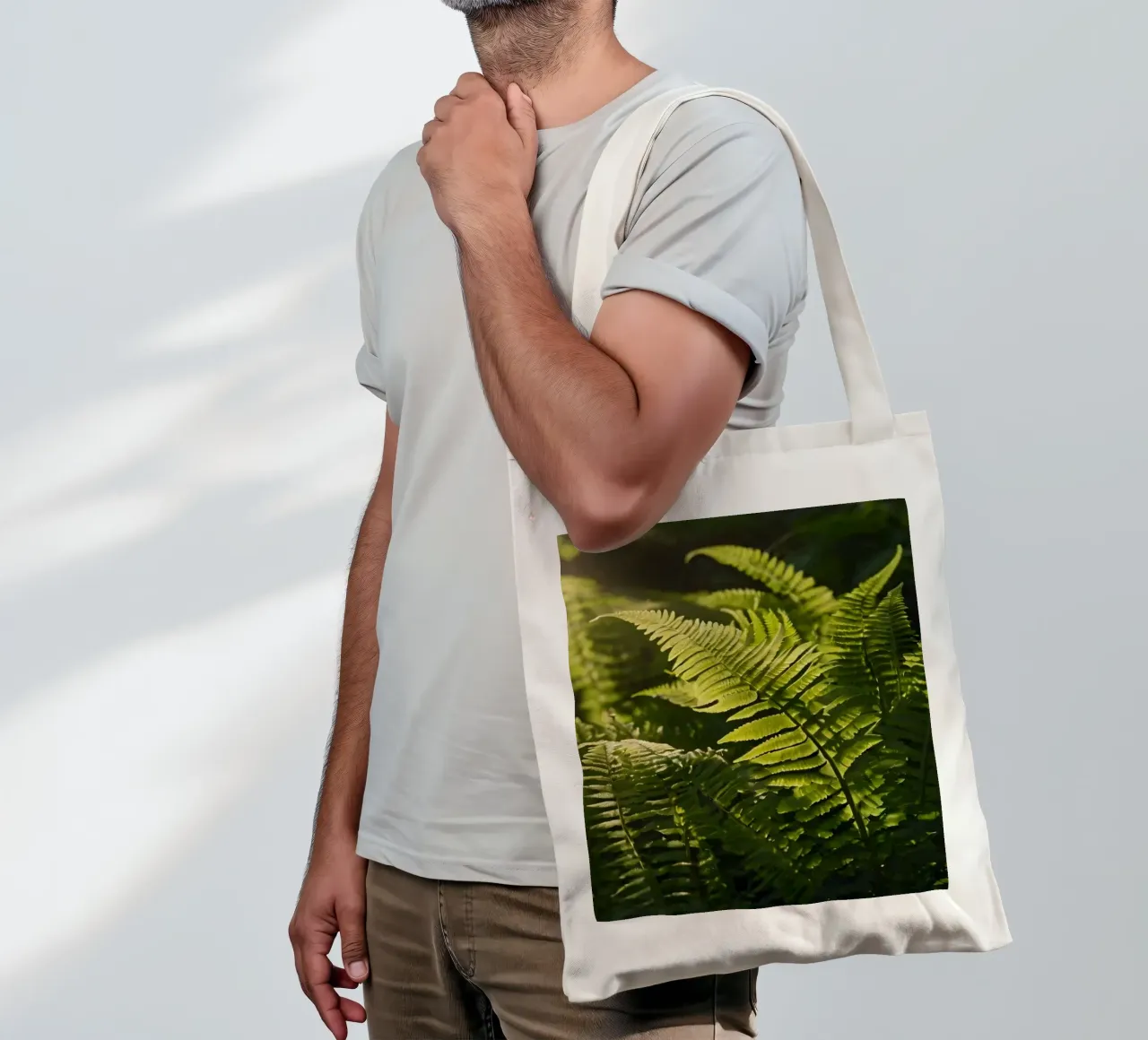 Felci verdi e rigogliose illuminate dalla luce del sole in una fitta foresta borsa in juta da DesignDoodle