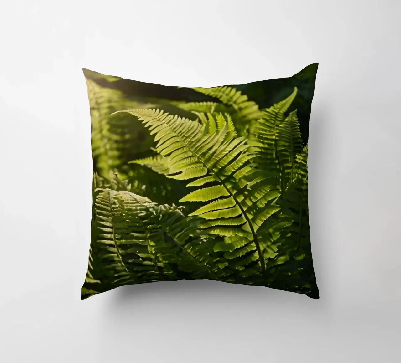 Felci verdi e rigogliose illuminate dalla luce del sole in una fitta foresta cuscino da DesignDoodle