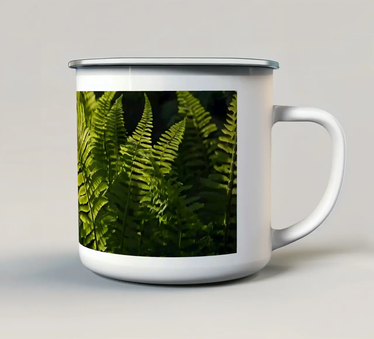 Felci verdi e rigogliose illuminate dalla luce del sole in una fitta foresta tazza in smalto da DesignDoodle