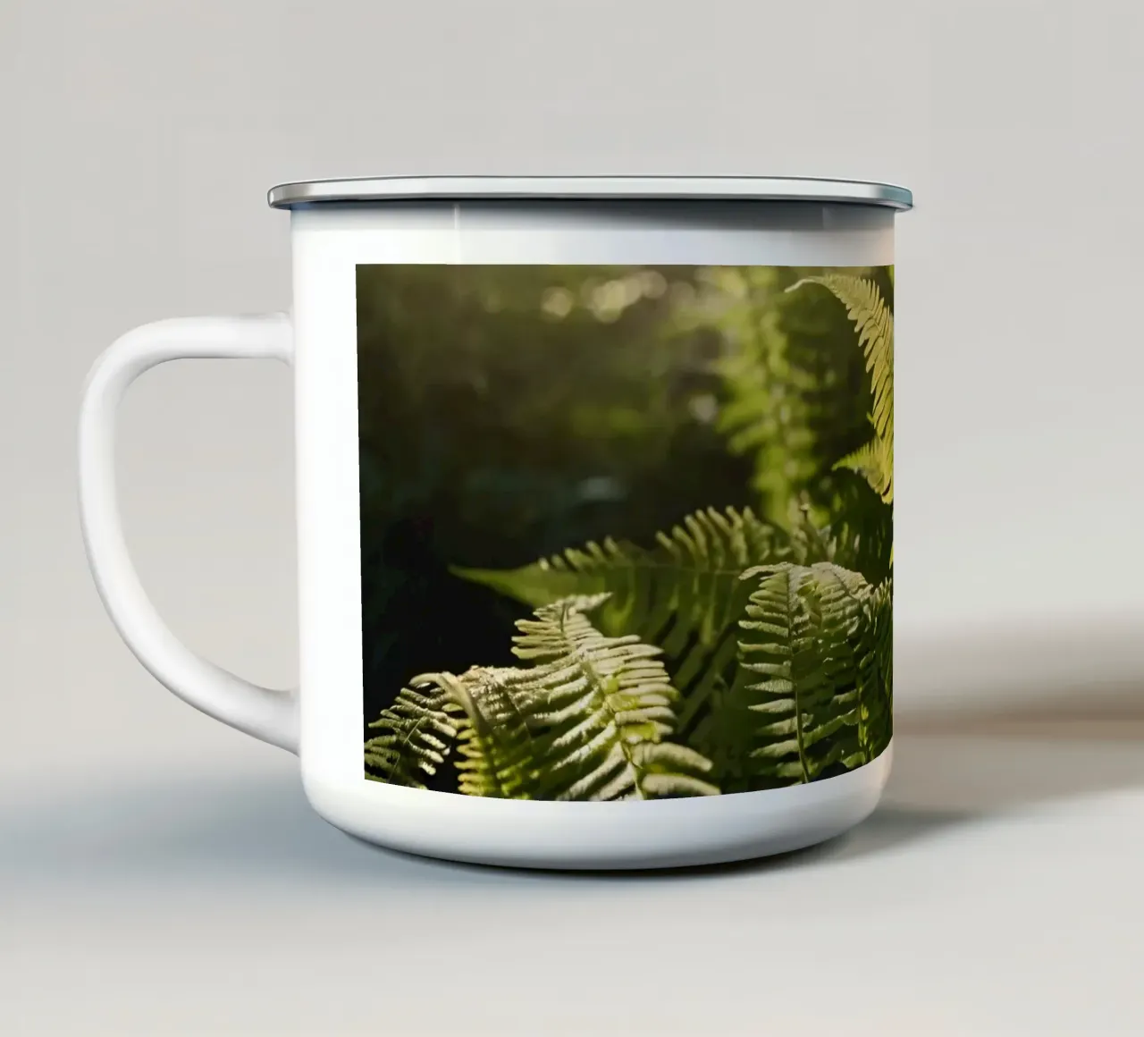 Felci verdi e rigogliose illuminate dalla luce del sole in una fitta foresta tazza in smalto da DesignDoodle