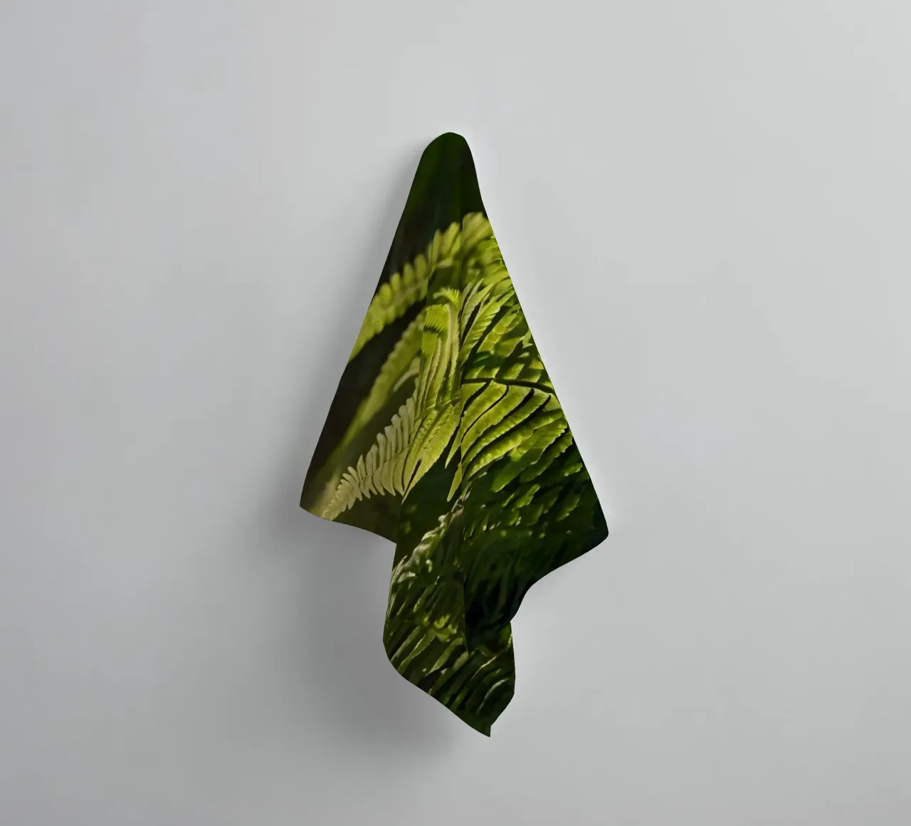 Felci verdi e rigogliose illuminate dalla luce del sole in una fitta foresta asciugamano da bagno da DesignDoodle
