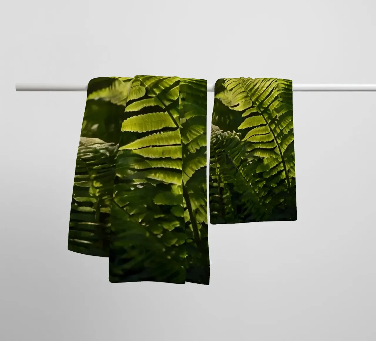 Felci verdi e rigogliose illuminate dalla luce del sole in una fitta foresta asciugamano da bagno da DesignDoodle