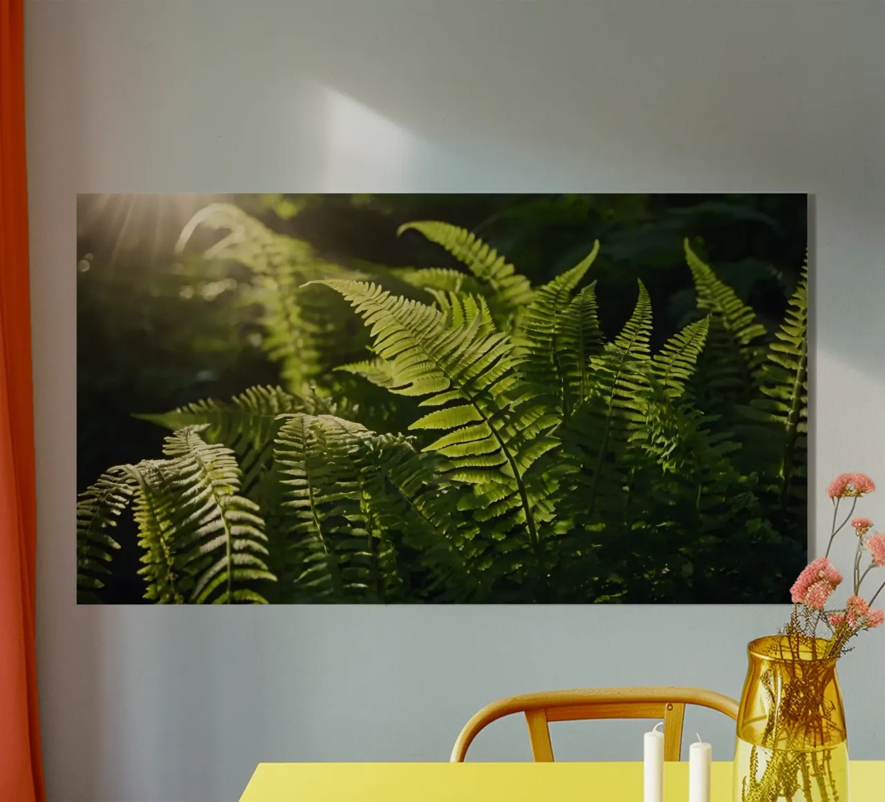 Felci verdi e rigogliose illuminate dalla luce del sole in una fitta foresta plexiglass da DesignDoodle