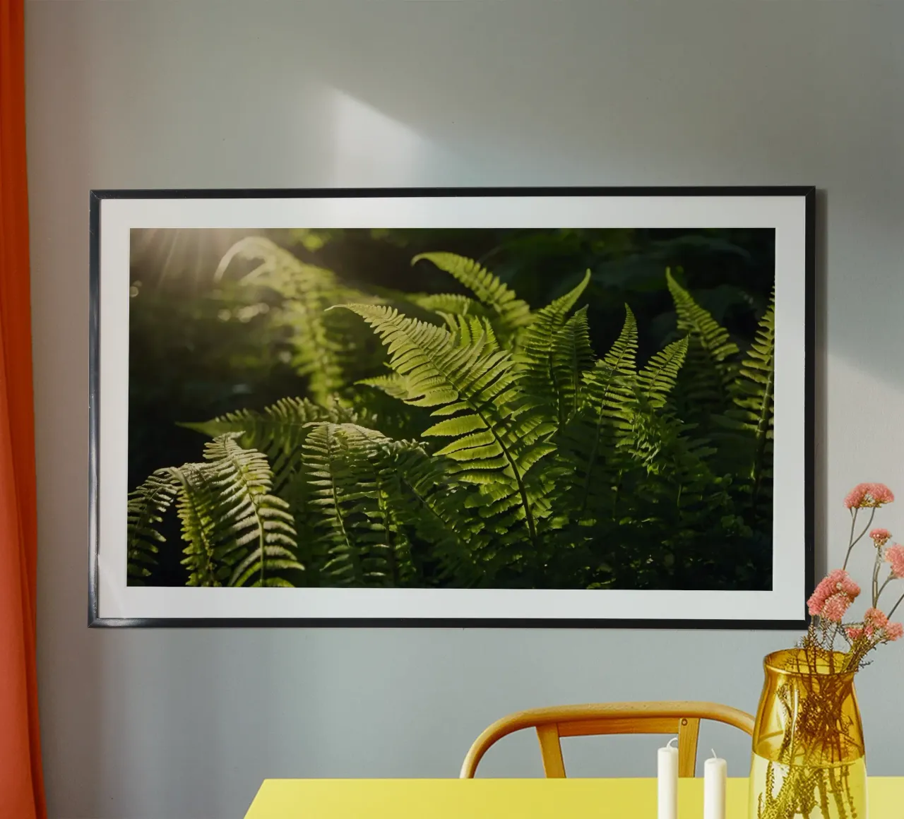 Felci verdi e rigogliose illuminate dalla luce del sole in una fitta foresta carta hahnemühle da DesignDoodle
