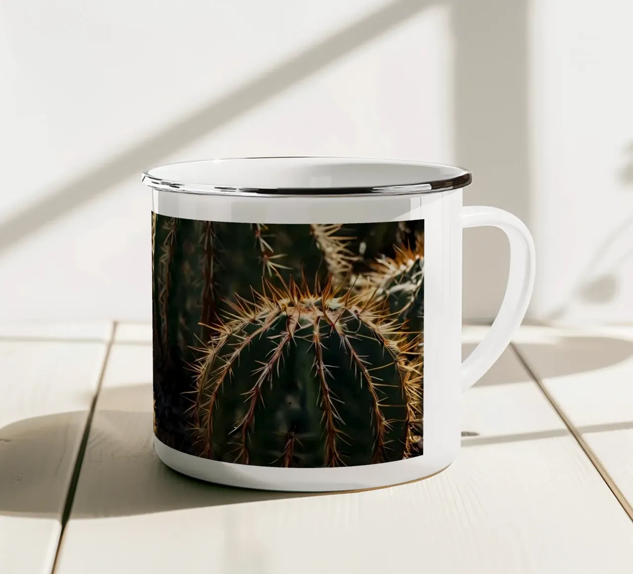 Vista ravvicinata di cactus vivaci con spine prominenti tazza in smalto da DesignDoodle