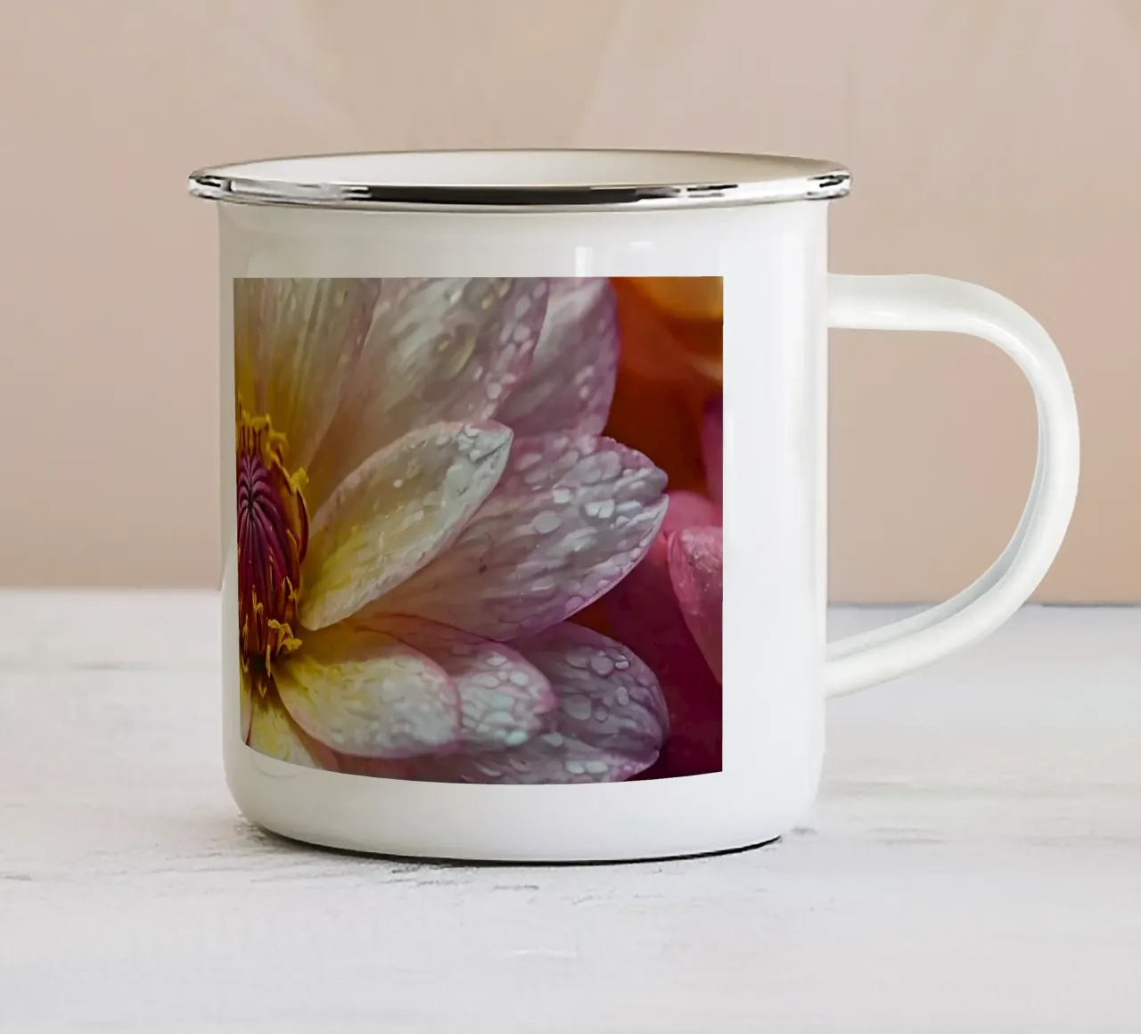 Delicati fiori di ninfea circondati da petali colorati tazza in smalto da DesignDoodle