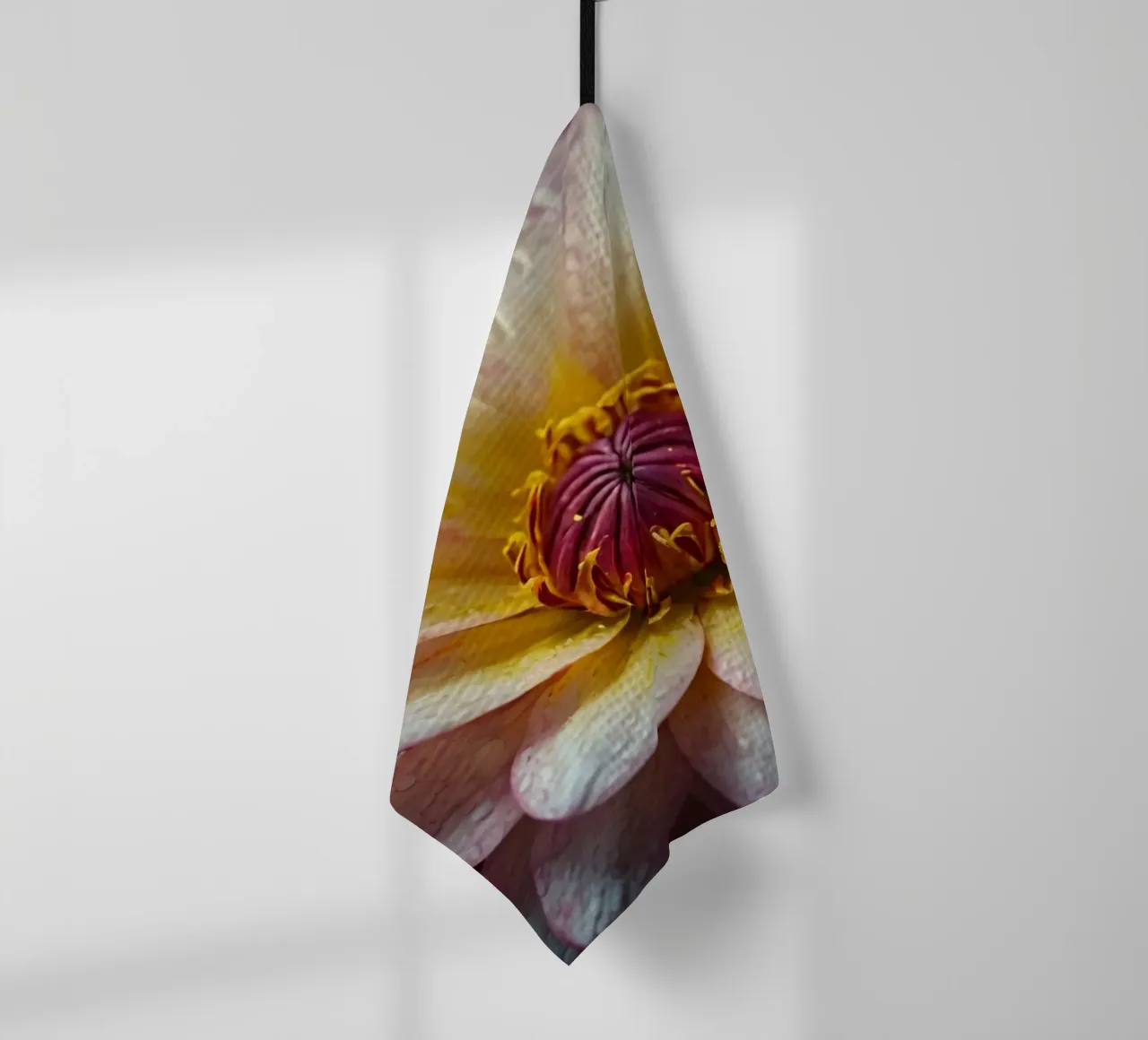 Délicates fleurs de nénuphar entourées de pétales colorés torchon de DesignDoodle
