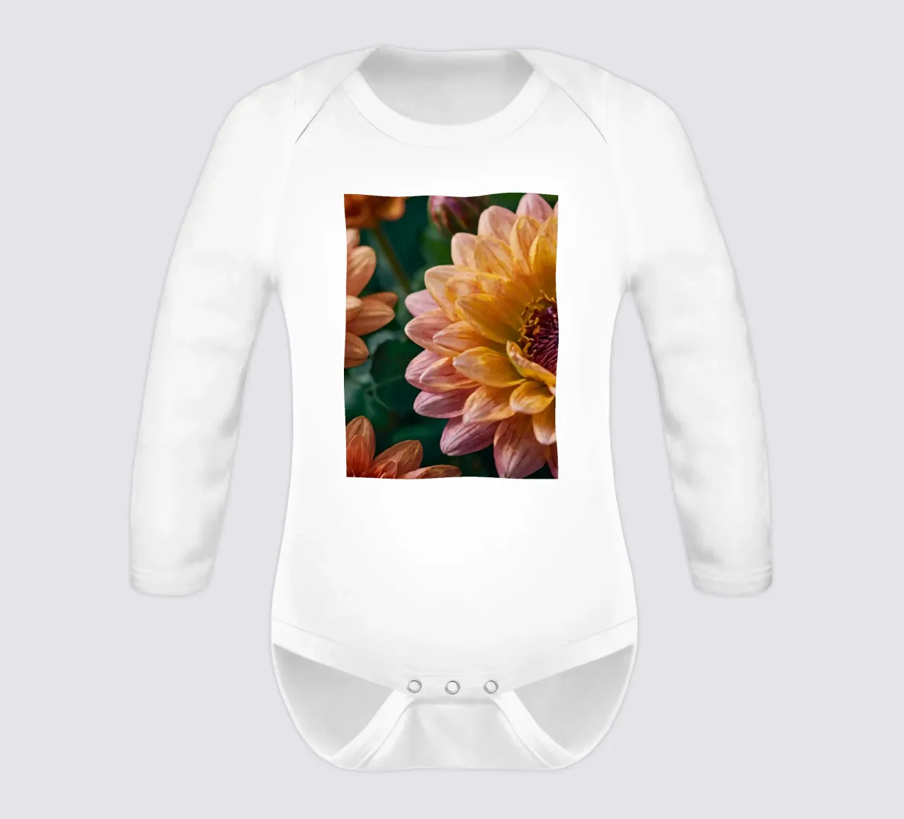 Wunderschön blühende Blumen in verschiedenen Pfirsichschattierungen Langarm Babybody von DesignDoodle