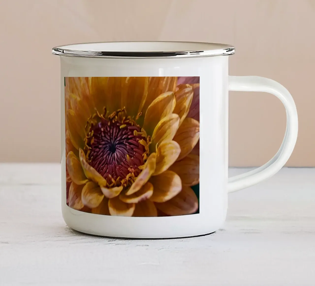 Splendidi fiori in varie tonalità di pesca tazza in smalto da DesignDoodle