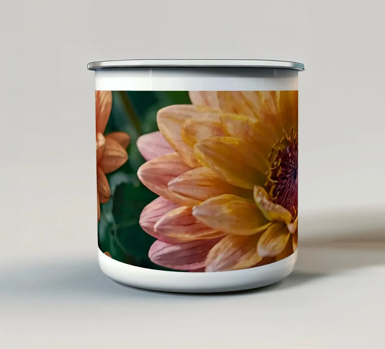 Splendidi fiori in varie tonalità di pesca tazza in smalto da DesignDoodle