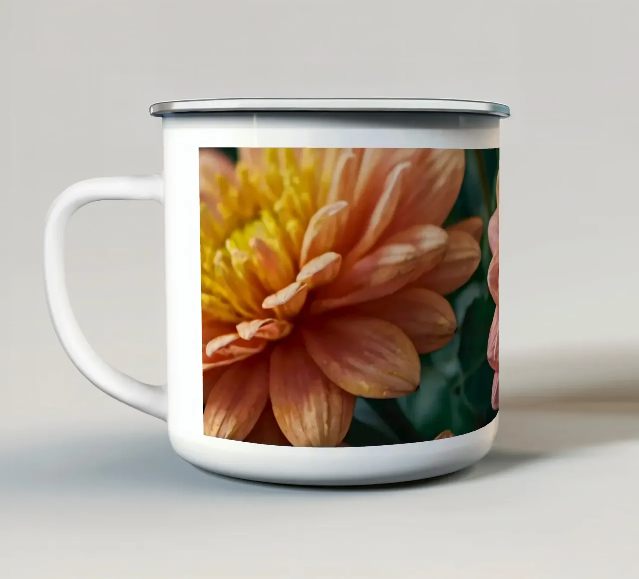 Splendidi fiori in varie tonalità di pesca tazza in smalto da DesignDoodle