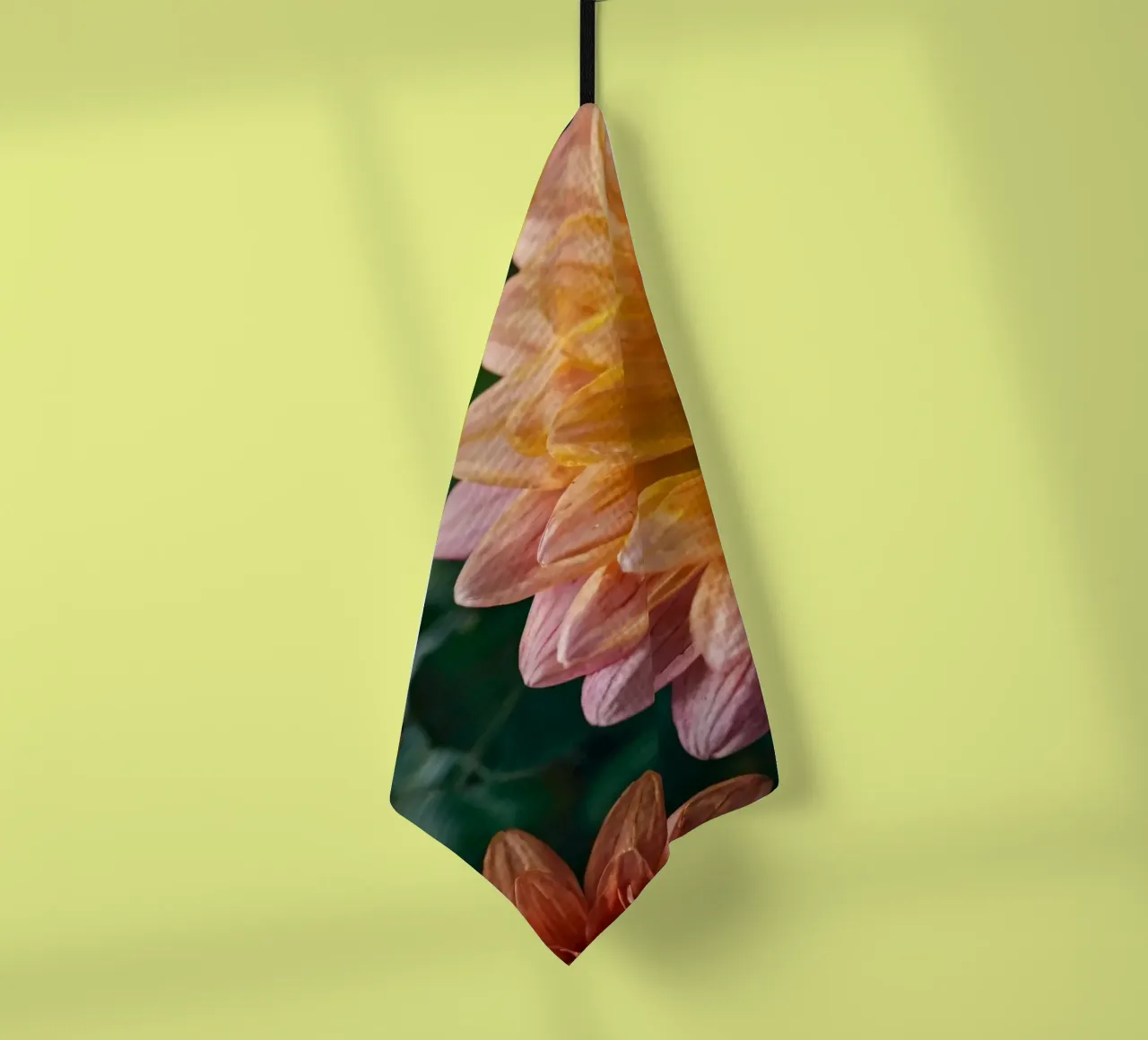 Wunderschön blühende Blumen in verschiedenen Pfirsichschattierungen Geschirrtuch von DesignDoodle
