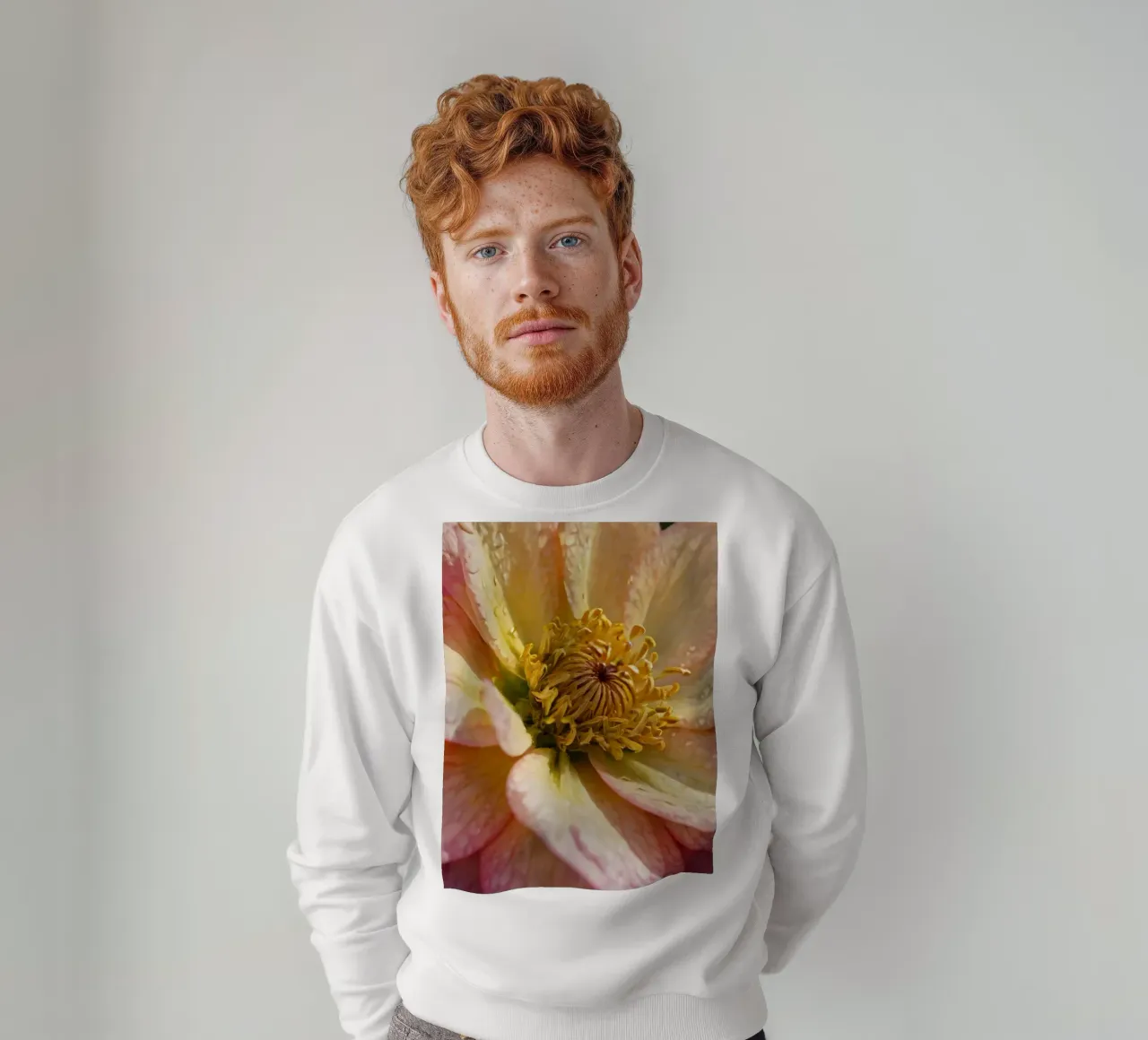 Vue rapprochée d'une fleur vibrante dans un jardin sweat de DesignDoodle