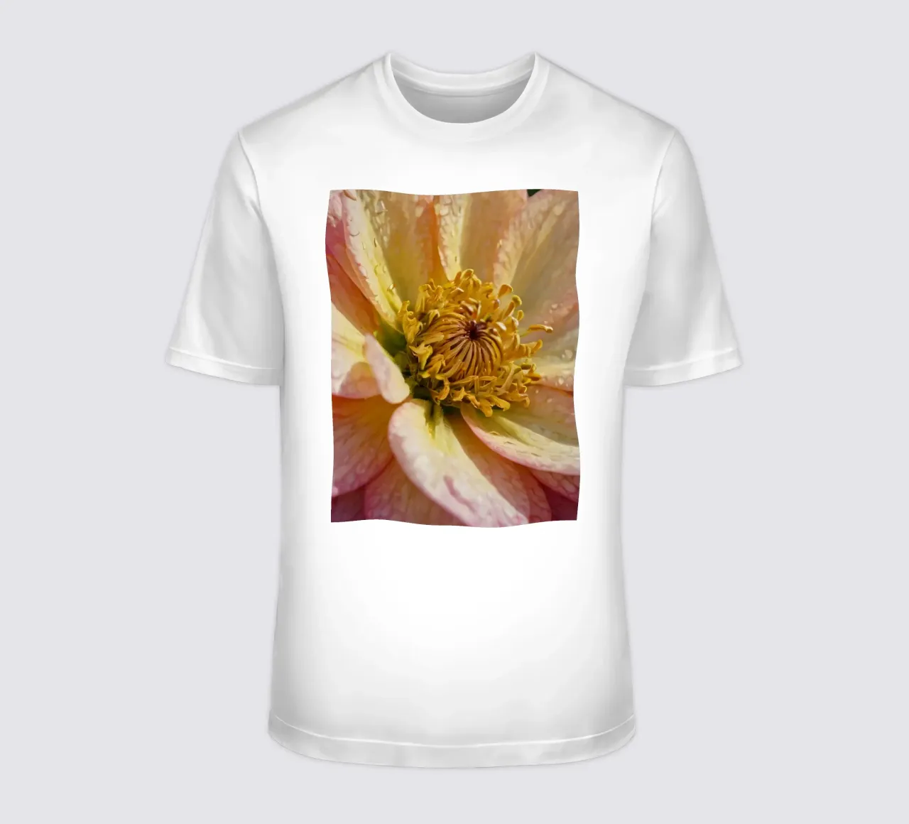 Vue rapprochée d'une fleur vibrante dans un jardin t-shirt de DesignDoodle