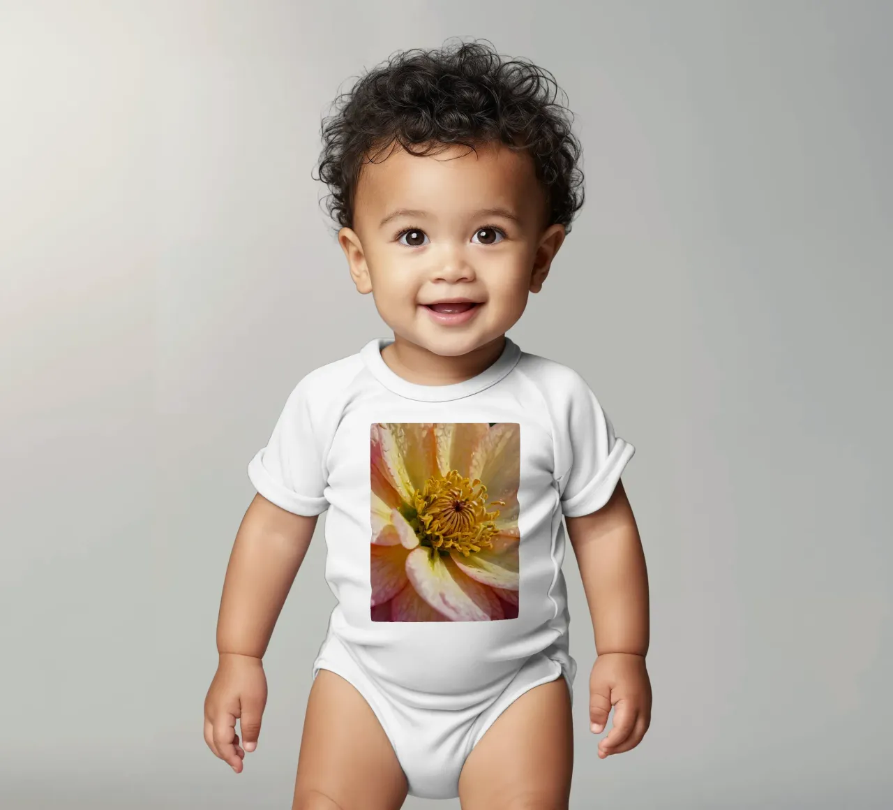 Vue rapprochée d'une fleur vibrante dans un jardin body bébé de DesignDoodle