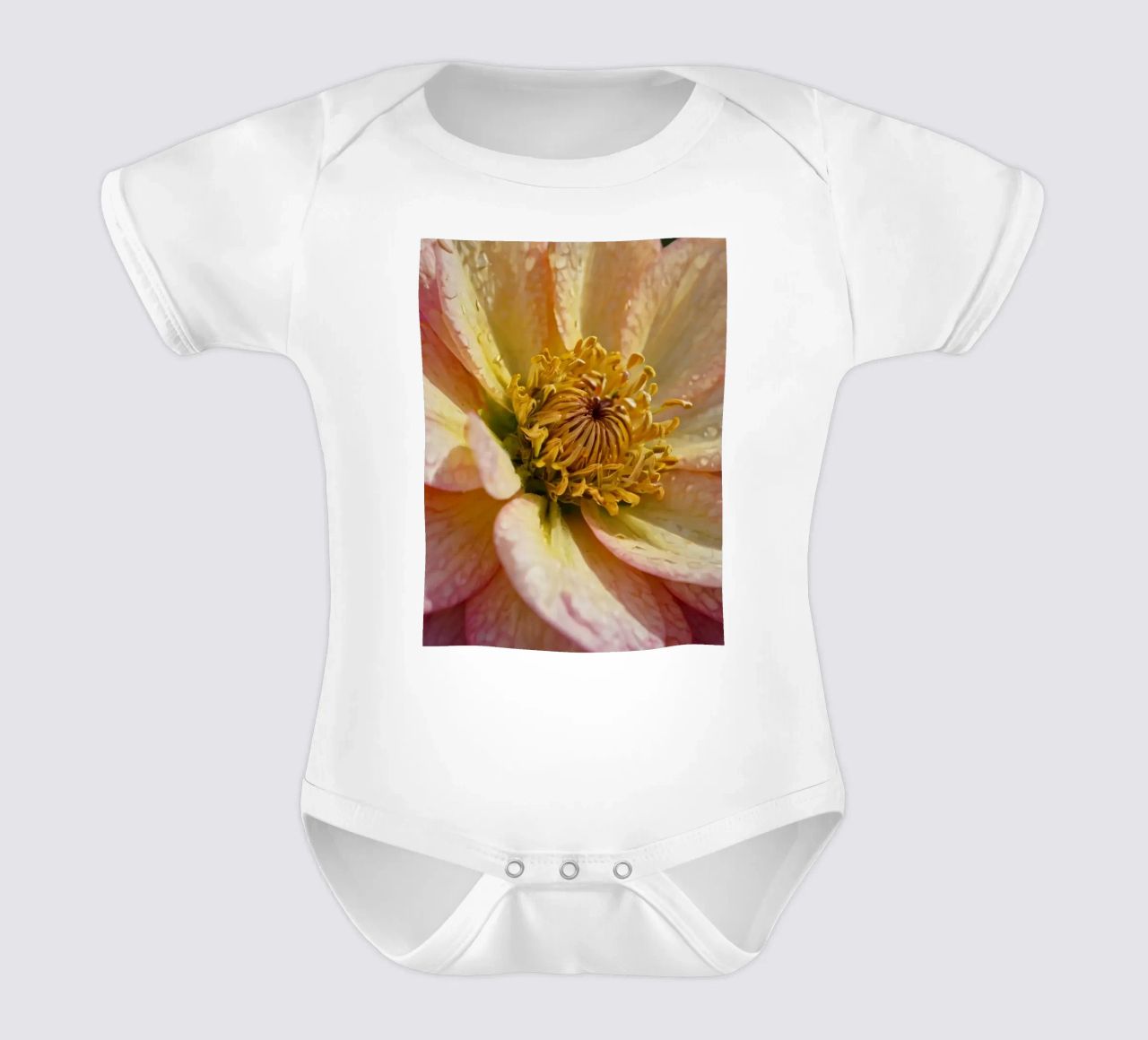 Vue rapprochée d'une fleur vibrante dans un jardin body bébé de DesignDoodle