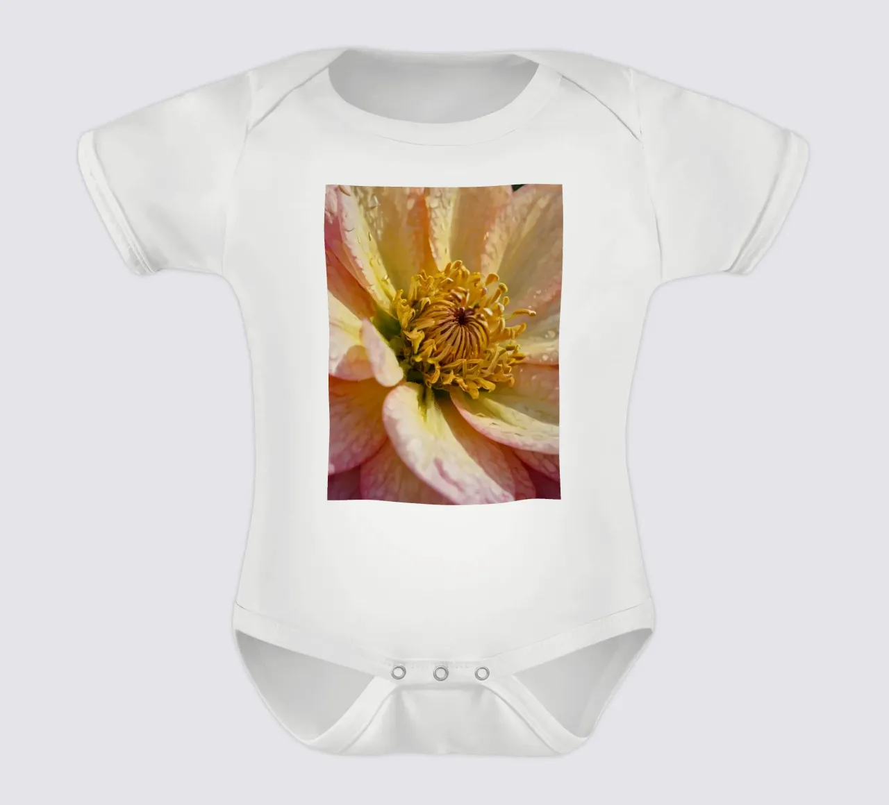 Vue rapprochée d'une fleur vibrante dans un jardin body bébé de DesignDoodle