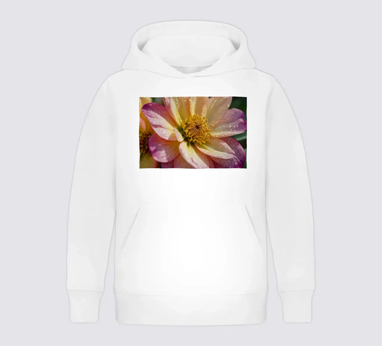 Primer plano de una flor vibrante en un jardín sudadera con capucha para niño de DesignDoodle