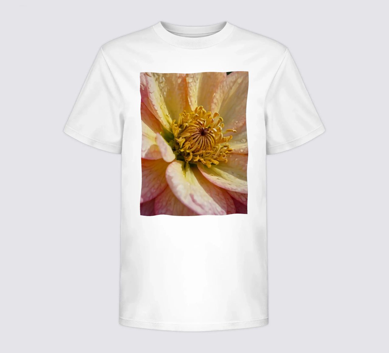 Vue rapprochée d'une fleur vibrante dans un jardin t-shirt enfant de DesignDoodle