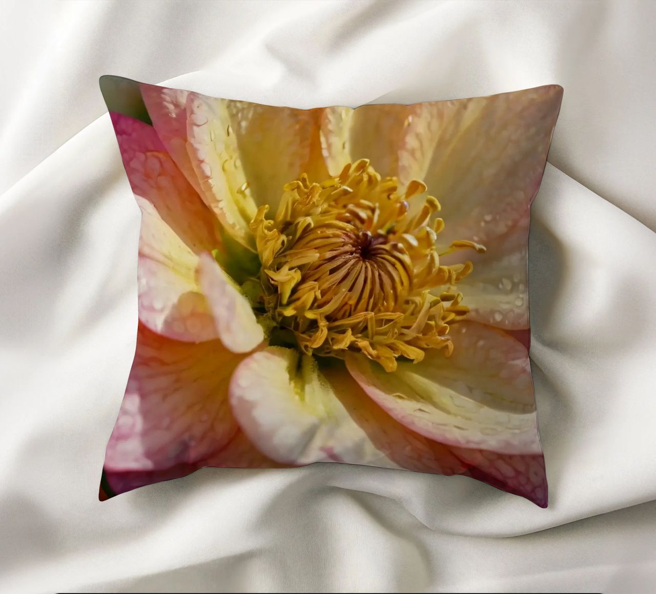 Vue rapprochée d'une fleur vibrante dans un jardin coussin de DesignDoodle