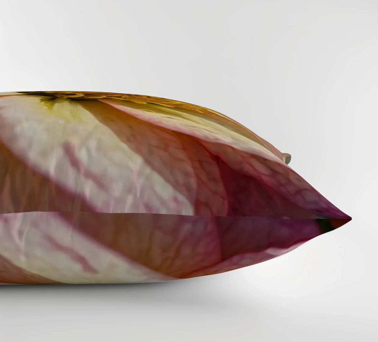 Vue rapprochée d'une fleur vibrante dans un jardin coussin de DesignDoodle