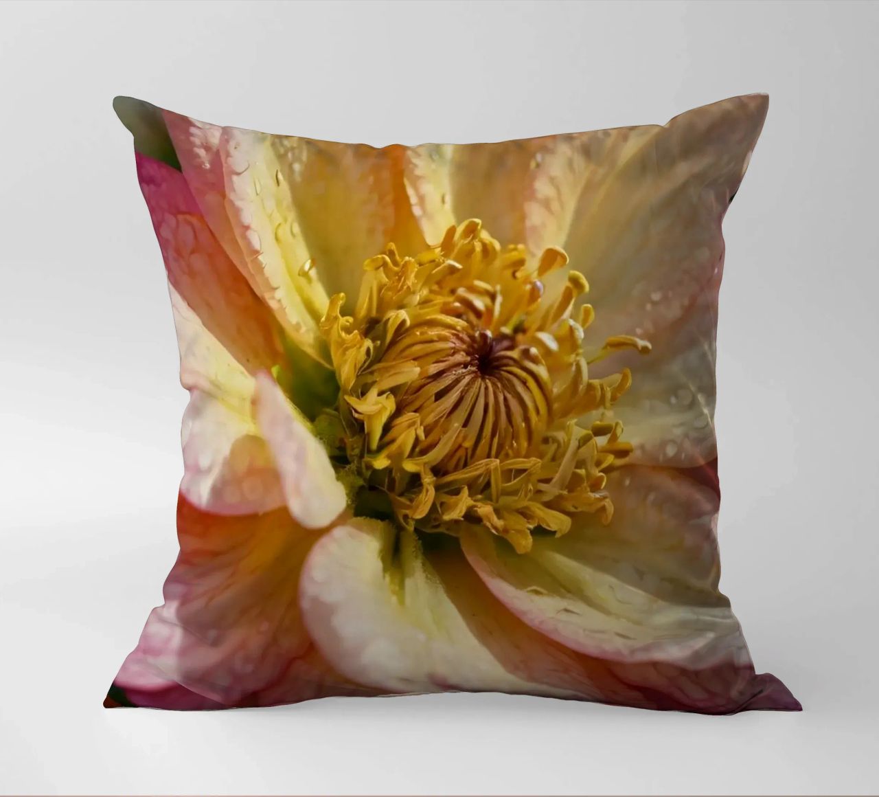 Vue rapprochée d'une fleur vibrante dans un jardin coussin de DesignDoodle