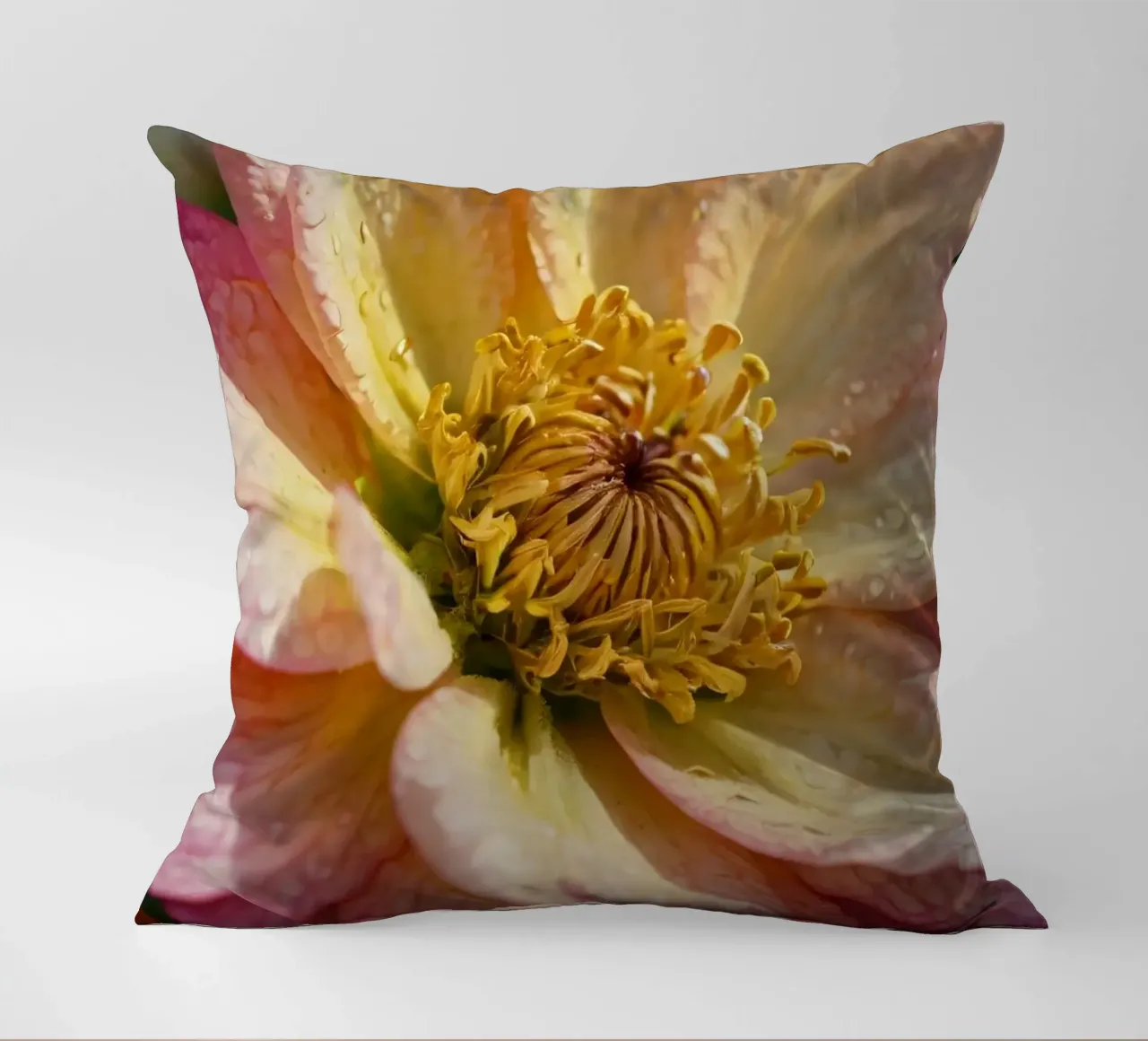 Vue rapprochée d'une fleur vibrante dans un jardin coussin de DesignDoodle