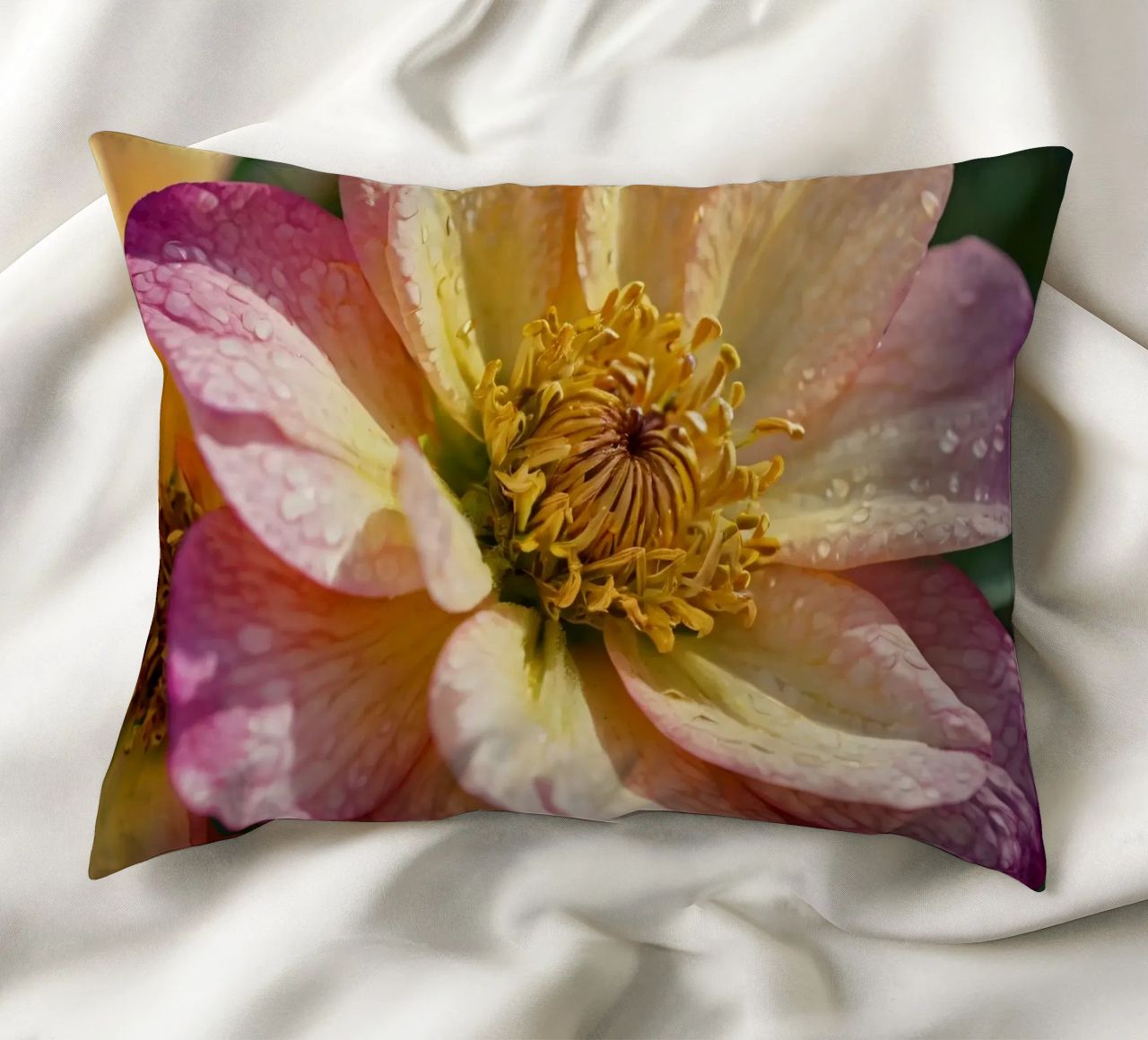 Vue rapprochée d'une fleur vibrante dans un jardin coussin de DesignDoodle