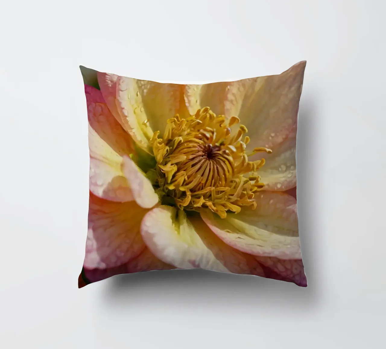 Eine Nahaufnahme einer leuchtenden Blume in einem Garten Kissen von DesignDoodle