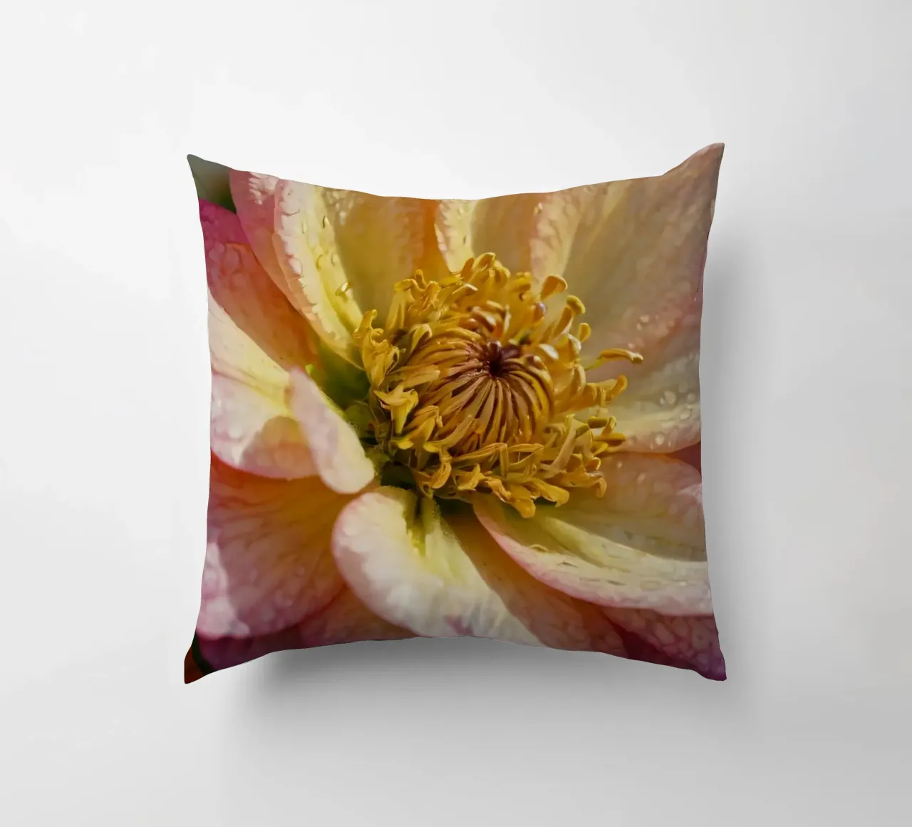 Eine Nahaufnahme einer leuchtenden Blume in einem Garten Kissen von DesignDoodle