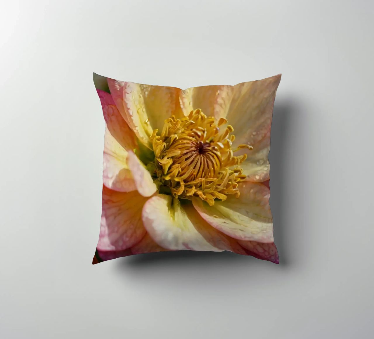 Vue rapprochée d'une fleur vibrante dans un jardin coussin de DesignDoodle