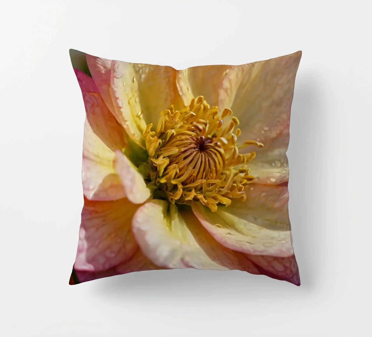 Vue rapprochée d'une fleur vibrante dans un jardin coussin de DesignDoodle