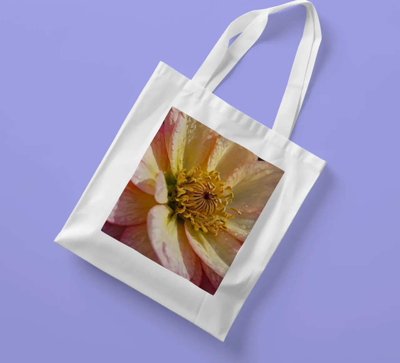 Vue rapprochée d'une fleur vibrante dans un jardin tote bag de DesignDoodle