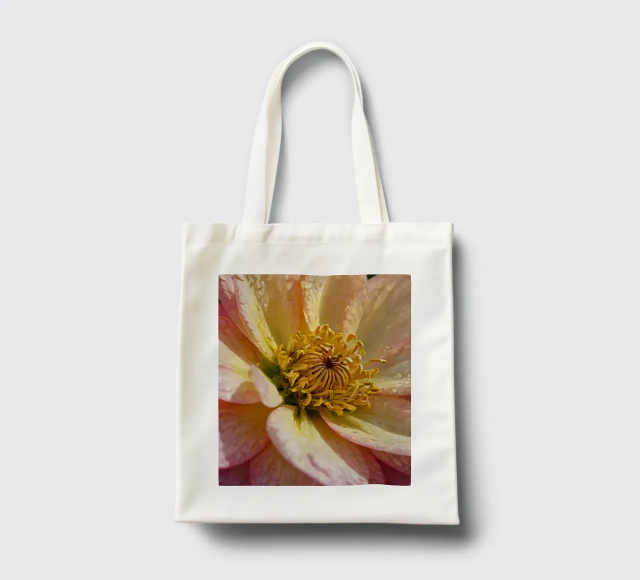 Vue rapprochée d'une fleur vibrante dans un jardin tote bag de DesignDoodle