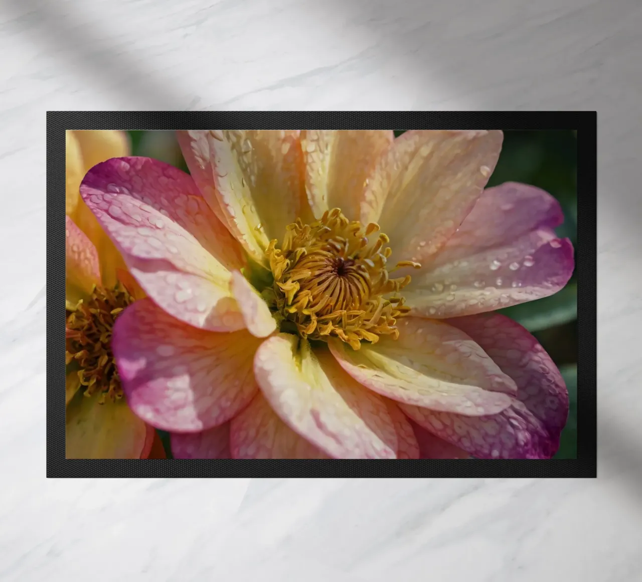 Vue rapprochée d'une fleur vibrante dans un jardin paillasson de DesignDoodle