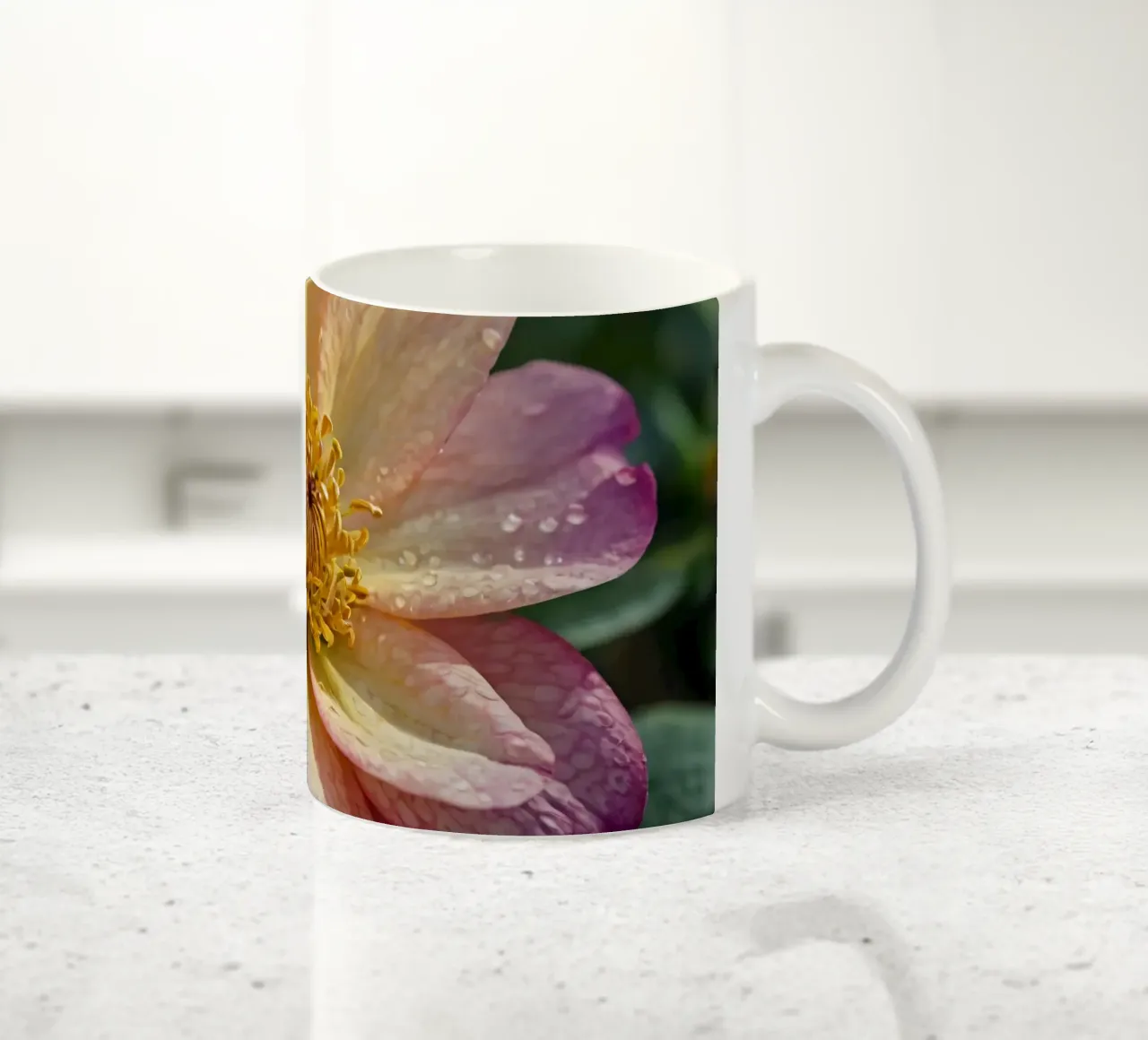Una vista ravvicinata di un fiore vivace in un giardino tazza in ceramica da DesignDoodle