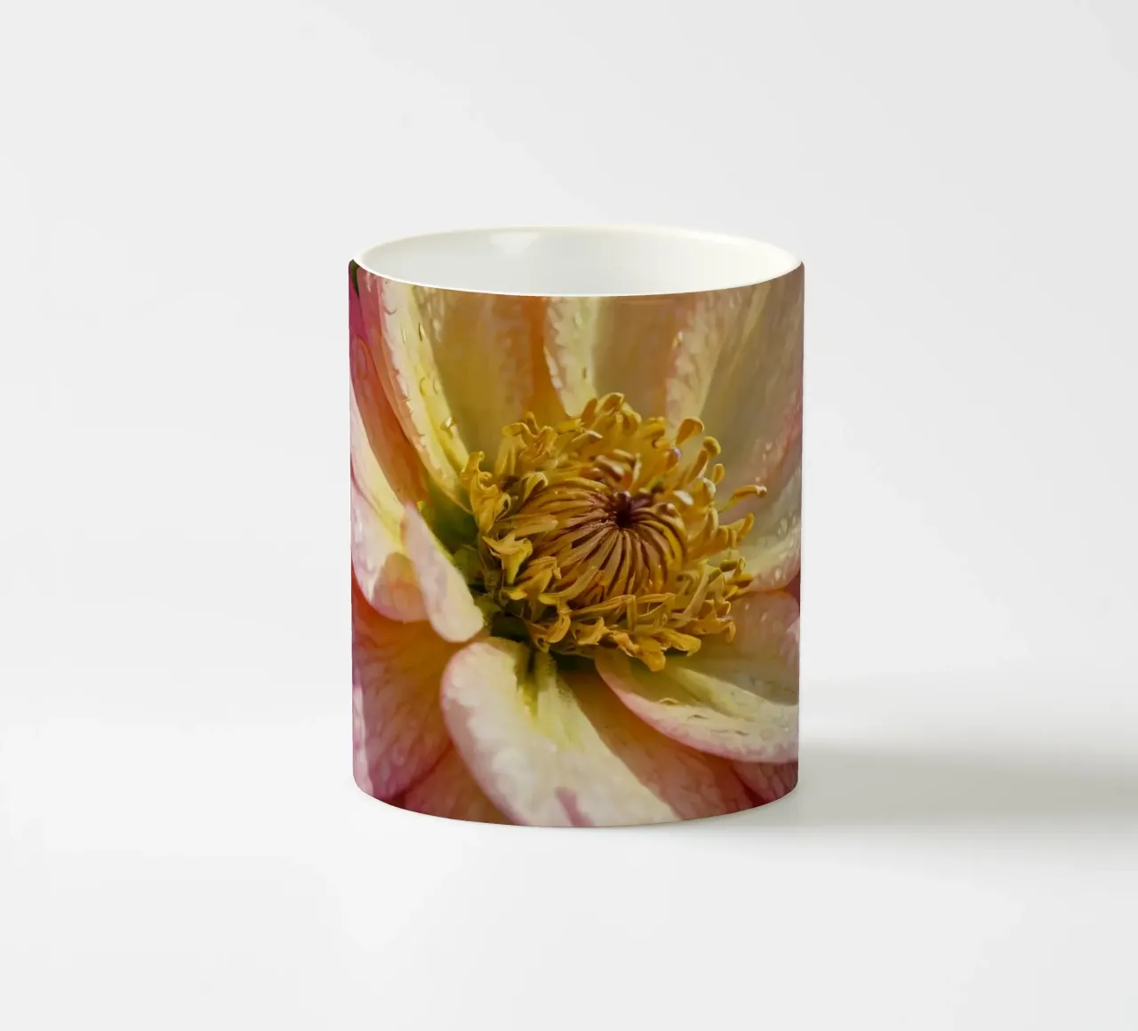 Vue rapprochée d'une fleur vibrante dans un jardin mug en céramique de DesignDoodle