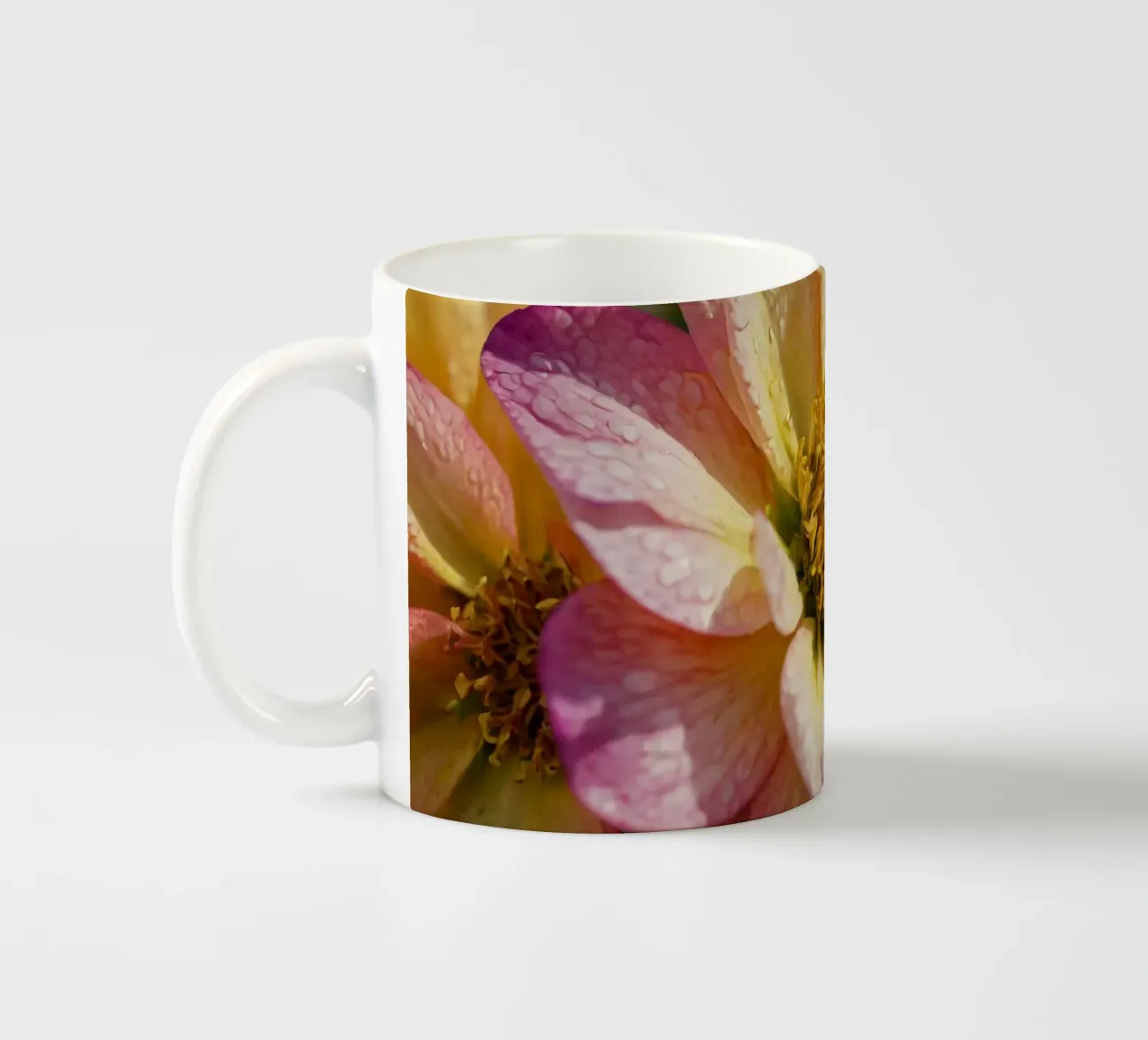 Vue rapprochée d'une fleur vibrante dans un jardin mug en céramique de DesignDoodle
