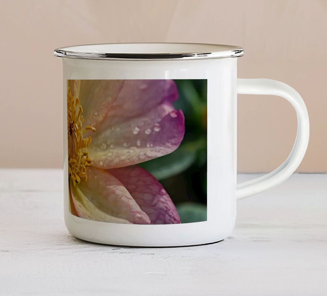 Vue rapprochée d'une fleur vibrante dans un jardin mug en émail de DesignDoodle