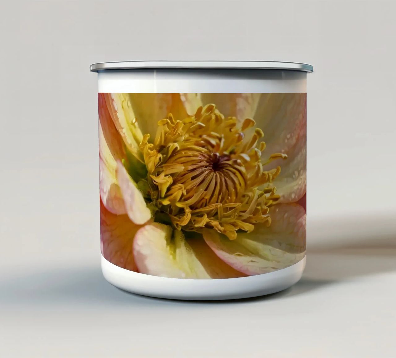 Vue rapprochée d'une fleur vibrante dans un jardin mug en émail de DesignDoodle
